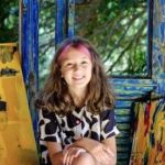 Brasileira de 9 anos vai expor suas pinturas em museu de Paris