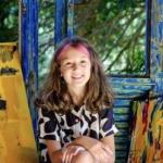 Brasileira de 9 anos vai expor suas pinturas em museu de Paris
