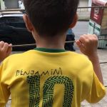 Torcedor mirim espera por autógrafo de Neymar após cirurgia