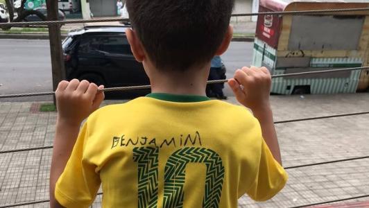 Pequeno Benjamin é o único presente na porta do hospital