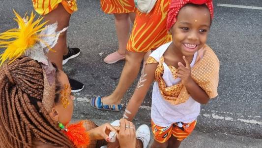 Pequeno dá show de fofura enquanto é pintado para o desfile do bloco Baianas Ozadas
