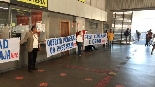 Pequeno grupo leva faixas para a Estação São Gabriel, em BH