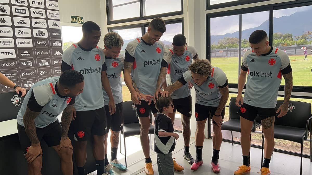 Vasco recebe a visita do pequeno Gui no CT Moacyr Barbosa