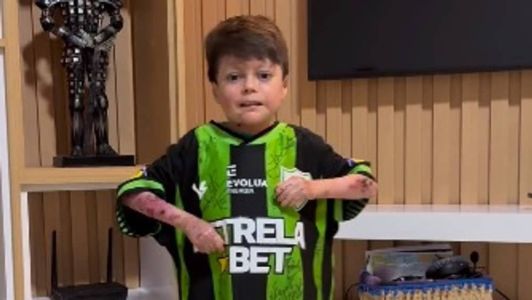 Pequeno Gui ganhou uma camisa autografada pelos jogadores do América