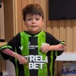 América dá camisa autografada a pequeno Gui, torcedor símbolo do Vasco