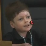 De férias no litoral cearense, pequeno Gui recebe presente do Ceará