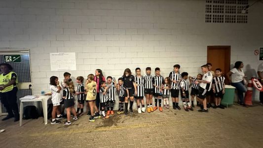 Pequenos mascotes no aguardo da entrada dos times em campo