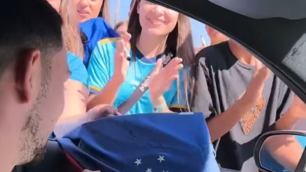 Jogador do Cruzeiro é surpreendido com 'festa de aniversário' na porta da Toca II