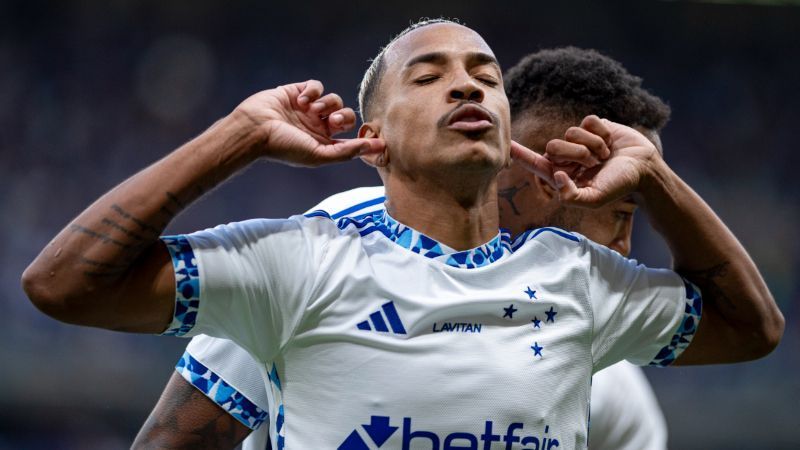 Cruzeiro bate o Vitória e mantém invencibilidade em casa no Brasileiro