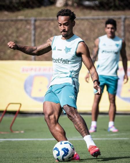 Matheus Pereira em treino do Cruzeiro, na Toca da Raposa II