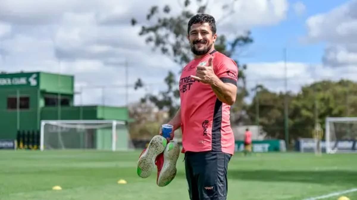 Aloísio, do América, troca xingamentos com torcedor na web e culpa hacker