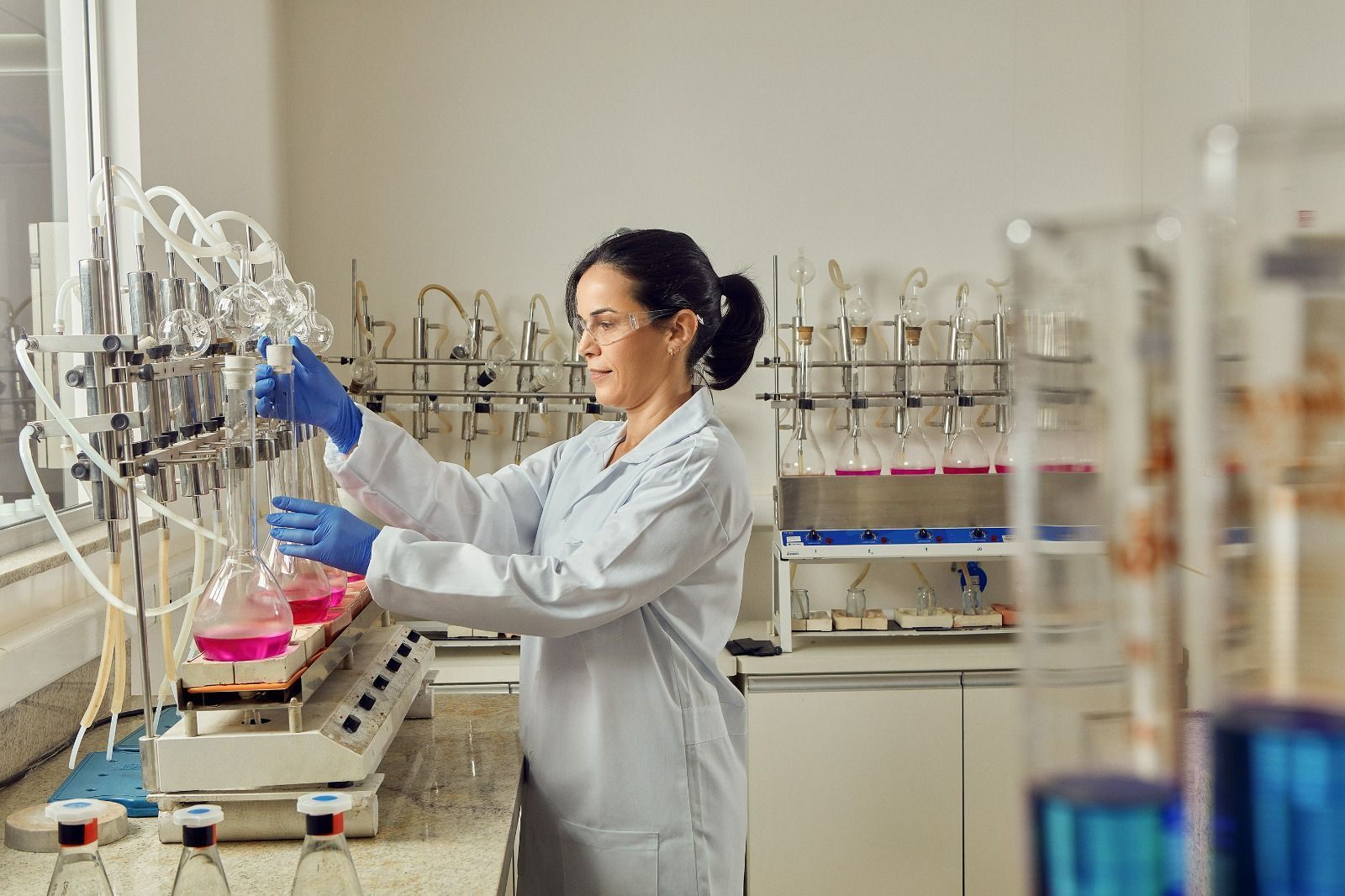 Como as análises de controle de qualidade garantem segurança na indústria química