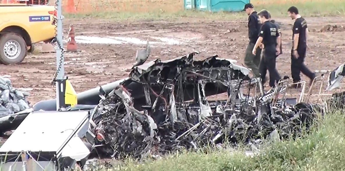 Veja imagens da perícia no avião da PF que caiu no Aeroporto da Pampulha, em BH
