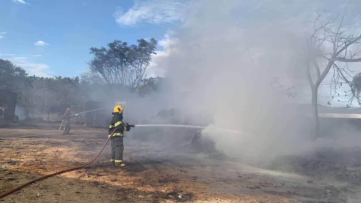 Depósito de materiais recicláveis fica destruído em incêndio no interior de Minas; veja imagens  
