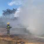 Depósito de materiais recicláveis fica destruído em incêndio no interior de Minas; veja imagens