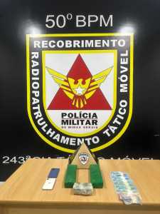 Substâncias semelhantes à maconha, dinheiro e aparelhos celulares foram apreendidas