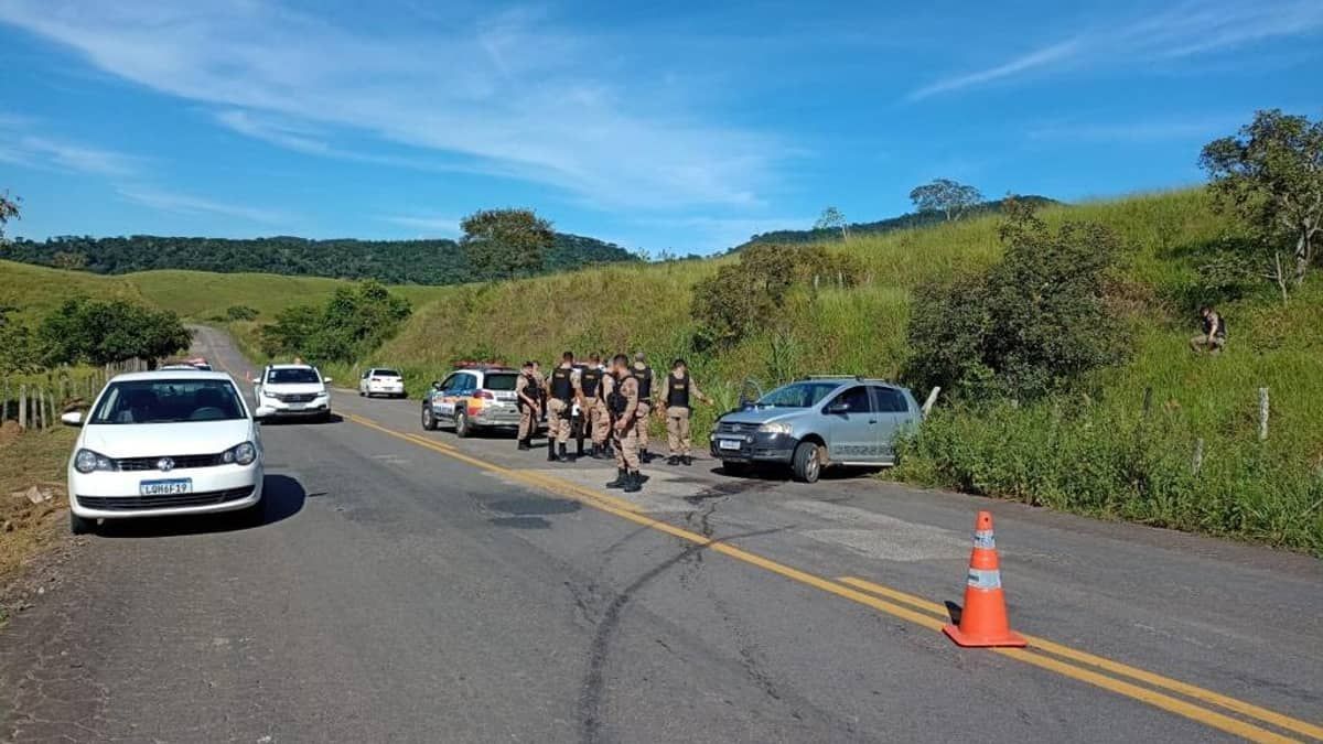 Suspeitos de roubo de carga trocam tiros com a PM, são atingidos e acabam presos no interior de Minas  