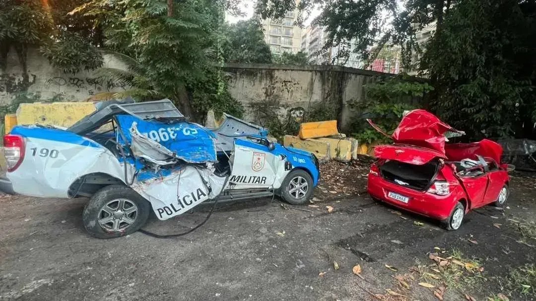 Perseguição policial no RJ: veículo vermelho tem marca de balas