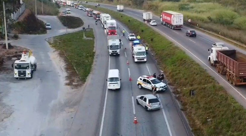 Perseguição policial causa interdição total da BR-040 sentido Sete Lagoas e complica trânsito