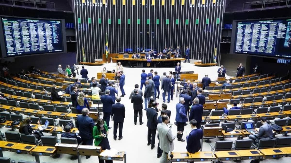Dois em cada três deputados aprovam tributação de fundos offshores, aponta pesquisa