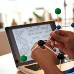 Pesquisa de Nobel da Física abriu caminho para computação quântica, explicam especialistas