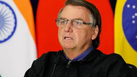 Pesquisa mostra que brasileiros estão divididos sobre possível prisão de ex-presidente Bolsonaro