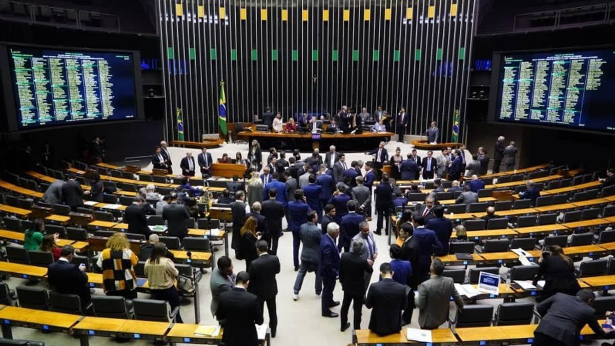 Quaest: 71% dos deputados são contra legalizar aborto; Câmara racha sobre armas e privatização dos Correios