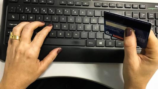 Pessoa fazendo compra online com cartão de crédito