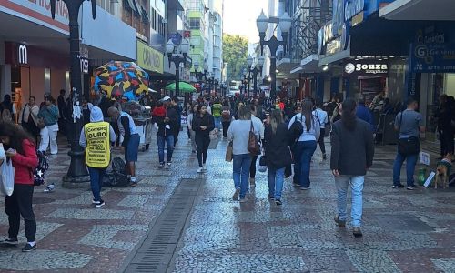 Pessoas agasalhadas no Calçadão de Juiz de Fora Foto Eliza Machado Itatiaia.jpg
