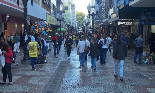 Pessoas agasalhadas no Calçadão de Juiz de Fora Foto Eliza Machado Itatiaia.jpg