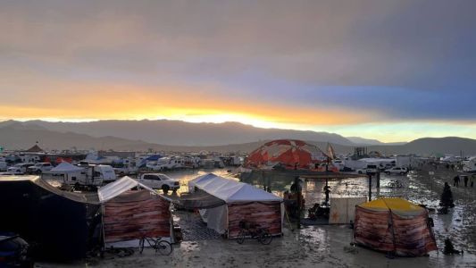 Pessoas presas em festival nos EUA começam a deixar local após reabertura de estradas.