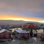 Pessoas presas em festival nos EUA começam a deixar local após reabertura de estradas