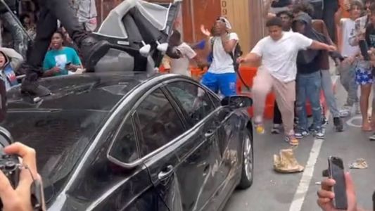 Pessoas subiram em cima de carros durante a confusão