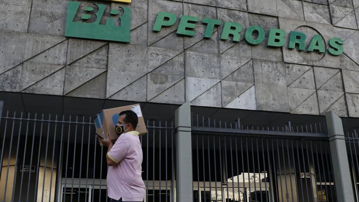 Petrobras muda regra e reduz parcela dos lucros que será distribuída aos acionistas