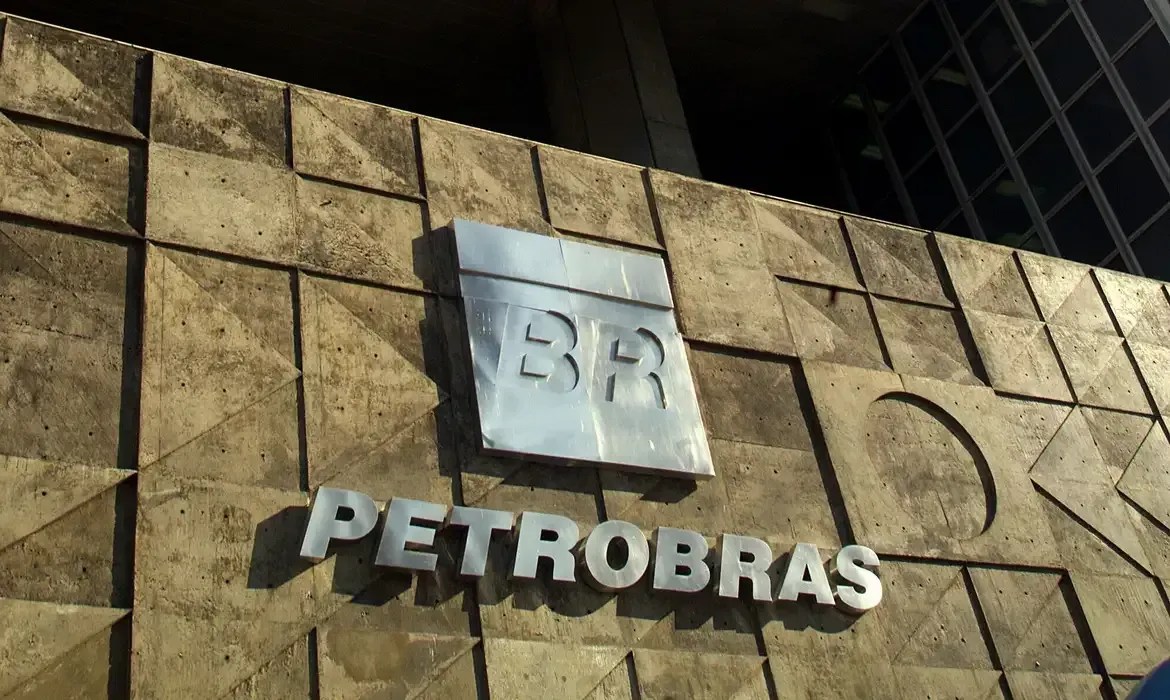 PETROBRAS volta ao prejuízo depois de quase 4 anos