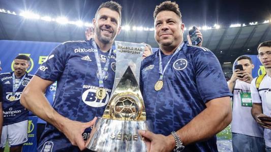Pezzolano ergue taça da Série B ao lado de Ronaldo, no Mineirão