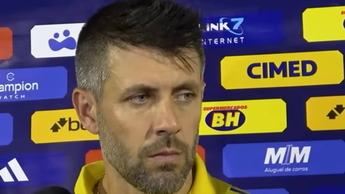 Técnico do Cruzeiro, Pezzolano revela bastidores da saída de Brock e deseja sucesso ao zagueiro