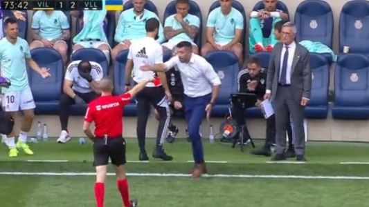 Pezzolano invadiu o campo depois de ser expulso contra o Villarreal, neste sábado