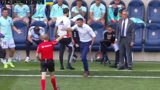 Pezzolano invadiu o campo depois de ser expulso contra o Villarreal, neste sábado