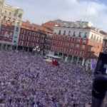Em festa, Pezzolano surpreende torcida com gritos de 'demissão' após acesso do Valladolid