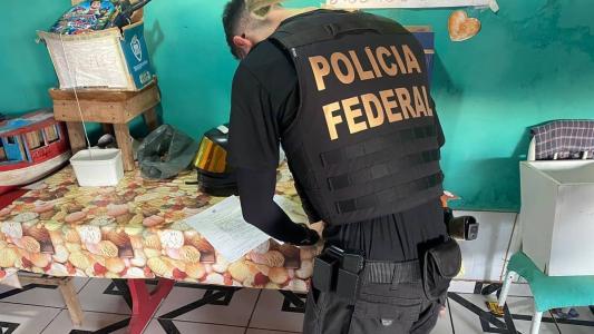 PF cumpre 16 mandados contra Comando Vermelho por crimes no Acre e Paraná.