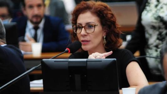 PF cumpre mandados de busca em endereços ligados à deputada Carla Zambelli