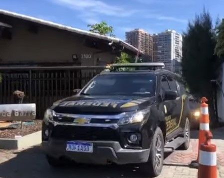 Carlos Bolsonaro: veja momento em que agentes da PF deixam casa de filho do ex-presidente