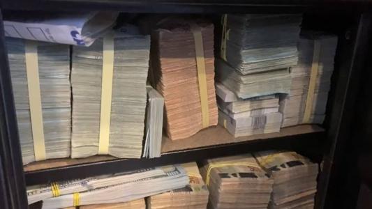 PF encontra cofre e mala “entupidos” de dinheiro em operação sobre kits de robótica.