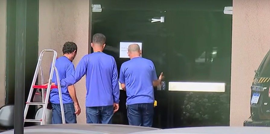 Após imagens de Bolsonaro, Polícia Federal coloca película para escurecer porta