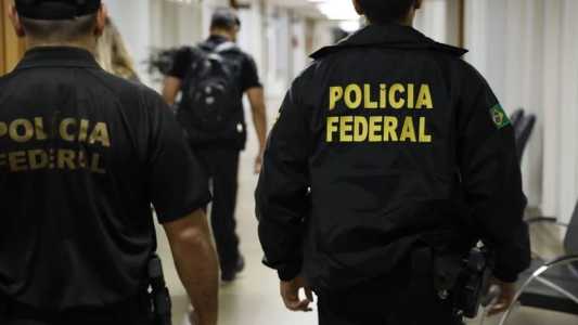 PF faz operação contra fraudes em licitações de equipamentos de robótica em Alagoas.