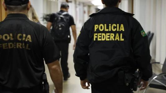 PF faz operação contra fraudes em licitações de equipamentos de robótica em Alagoas.
