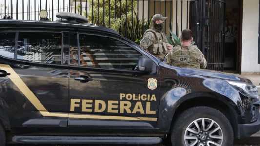 PF faz operação contra grupo neonazista que teria induzido autor de ataque em escola em Aracruz.