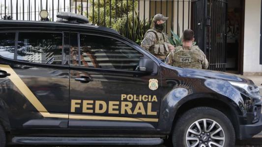 PF faz operação contra grupo neonazista que teria induzido autor de ataque em escola em Aracruz.