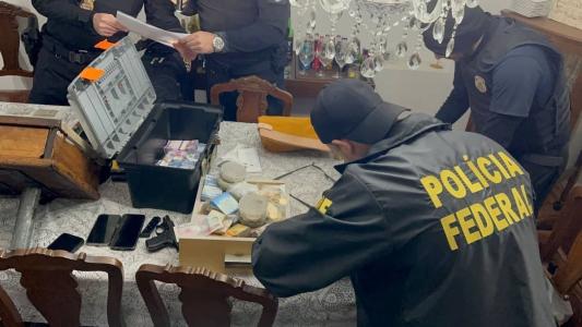PF investiga policiais do RS em esquema de câmbio ilegal com desvios de R$ 2 milhões; agentes são afastados.